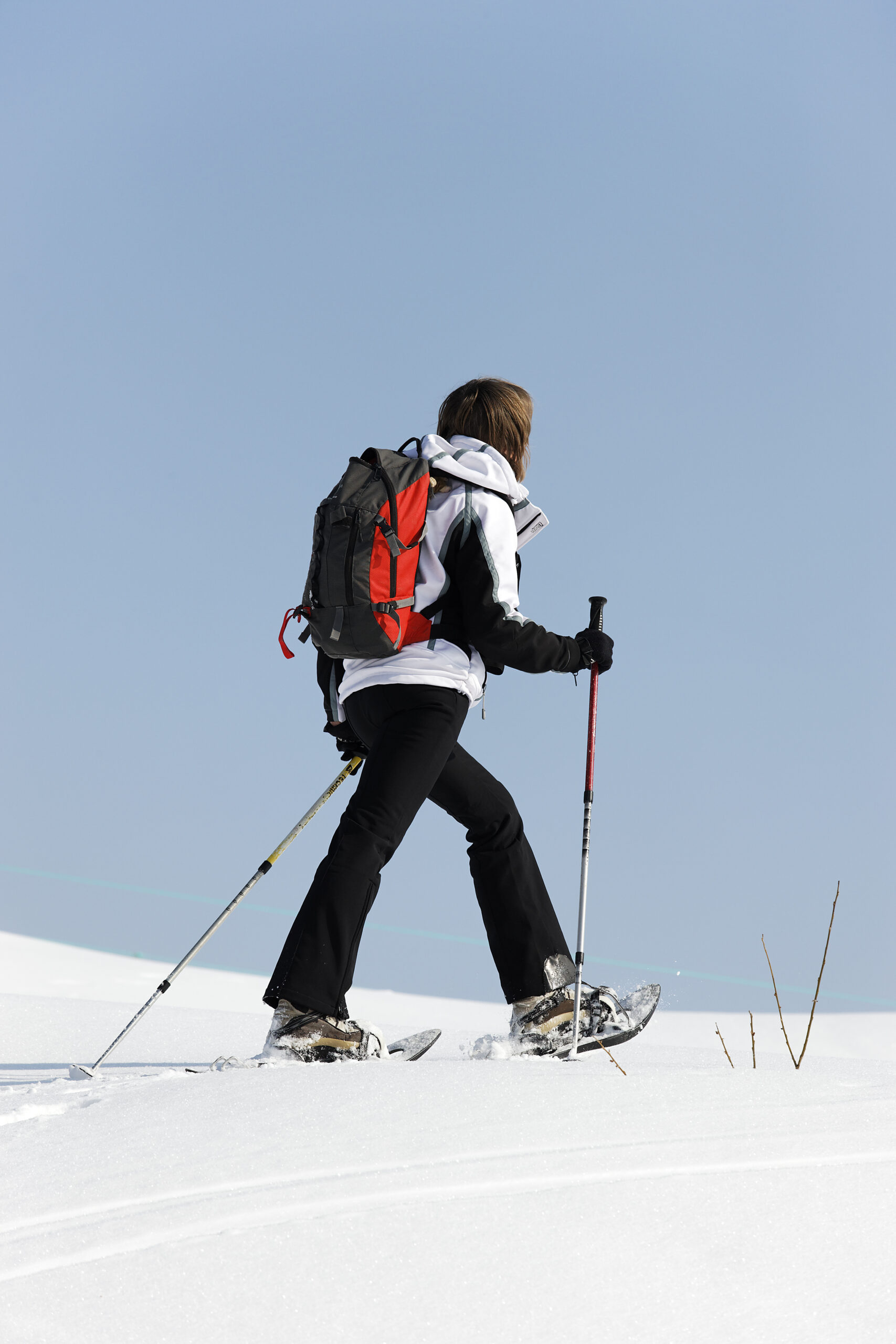 Une femme qui pratique les raquettes à neige