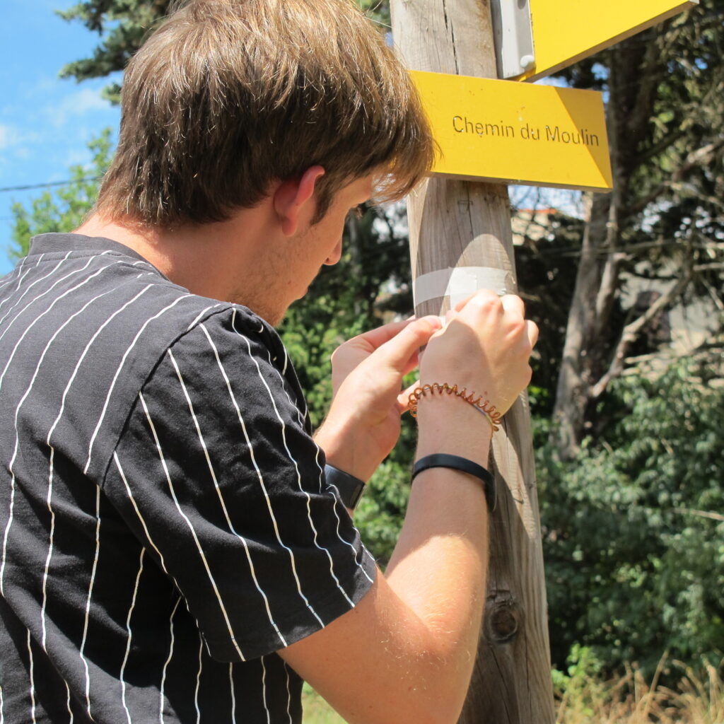 Vincent, jeune bénévole participe à un chantier de balisage.