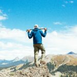 Randonneur en haut d'une crête